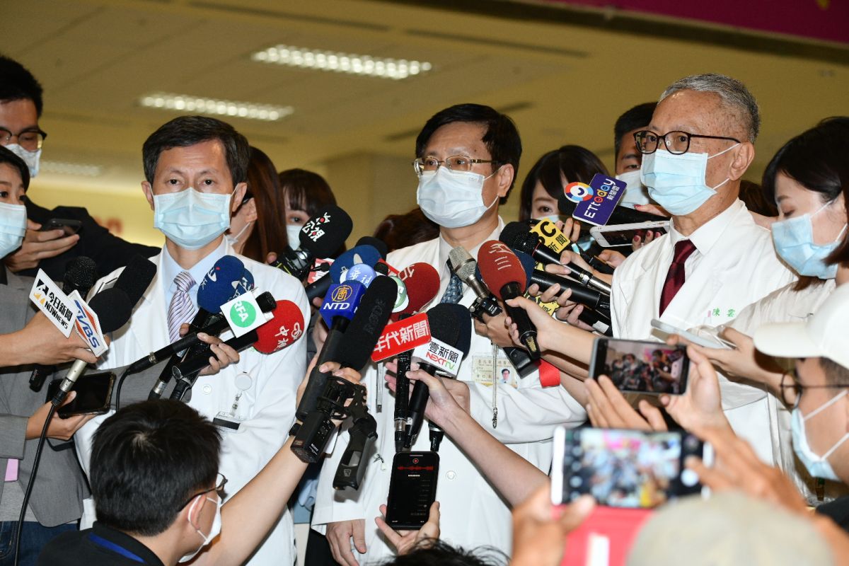 ▲前總統李登輝今（30）日晚間逝世，台北榮總召開記者說明會。（圖／攝影記者林柏年拍攝）