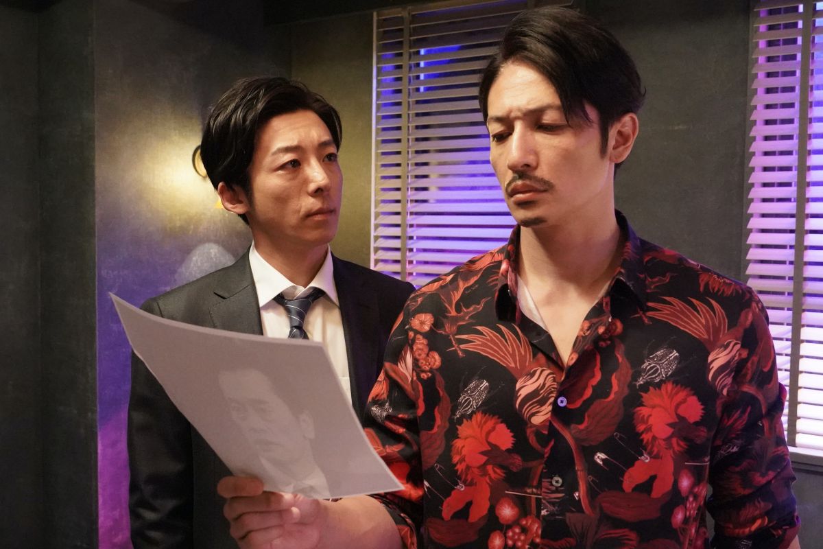 ▲高橋一生（左）私密面被玉木宏看光，2人劇中還有親密的按摩戲。（圖／friDay影音）