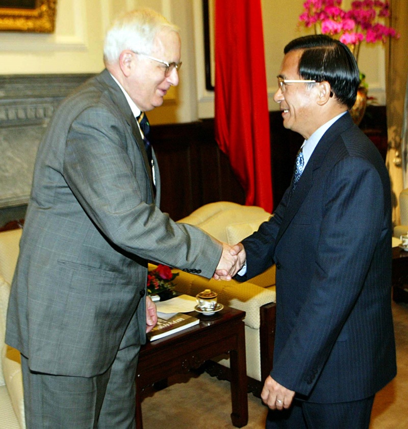 ▲前美駐中大使芮效儉(左)曾於 2004 年與陳水扁會面。資料照。（圖／美聯社／達志影像）