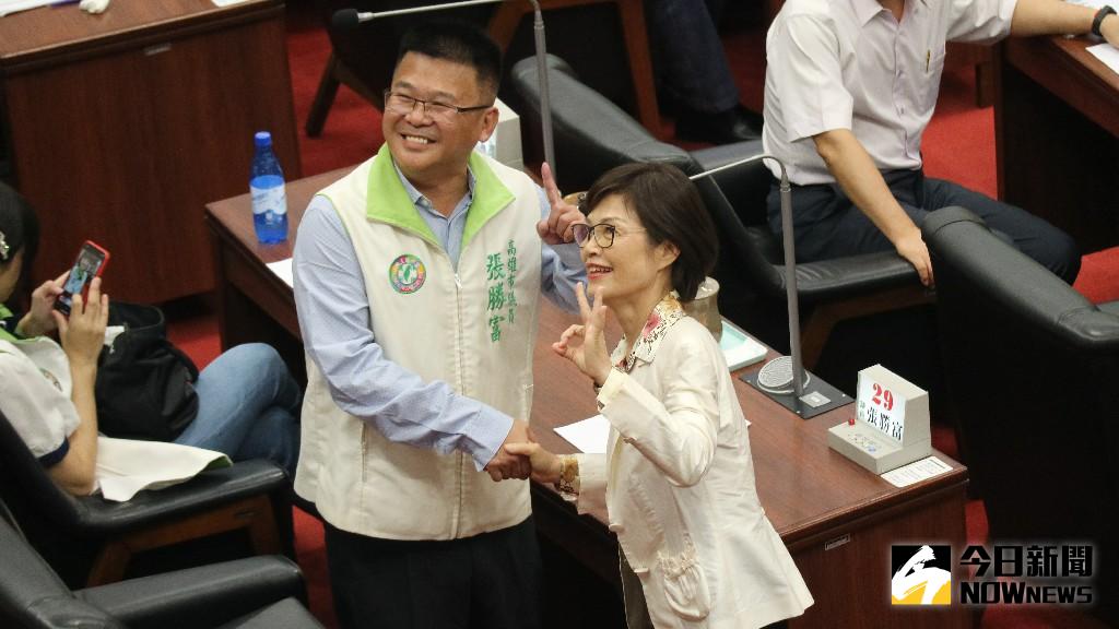 ▲國民黨曾麗燕、民進黨張勝富握手一個比3一個比1，不忘為自家黨所提名的候選人宣傳。（圖／記者鄭婷襄攝，2020.07.31）