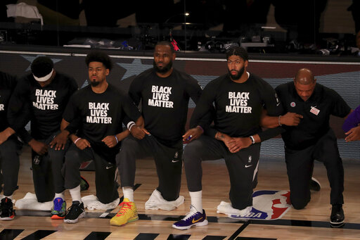 ▲NBA湖人隊球星LeBron James,（左三）與Anthony Davis（右二）穿上黑人平權Ｔ恤在國歌演場時單膝跪地。（圖／美聯社／達志影像） 