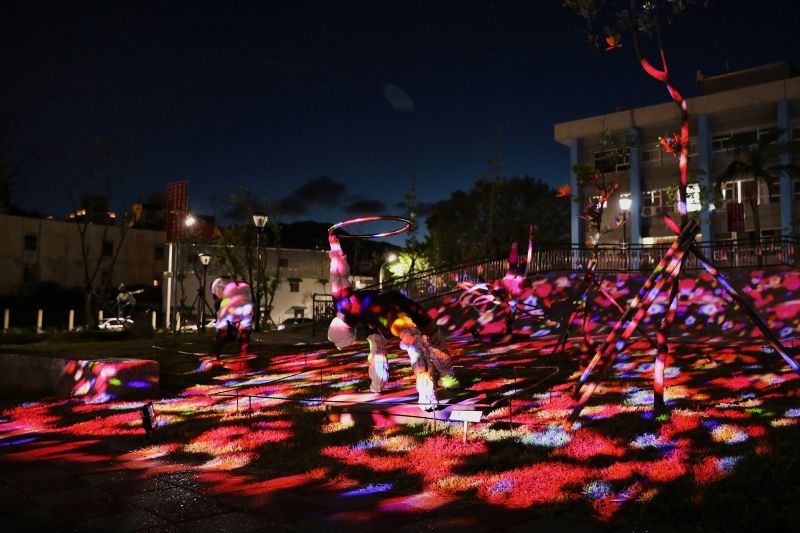 ▲新北市政府農業局與朱銘美術館合作,自109年8月1日至8月31日,在金山區4個景點朱銘美術館、中角灣國際衝浪基地、魚路古道及櫻花公園打造「光,和__作用」藝術展。(圖/新北市景觀處提供)