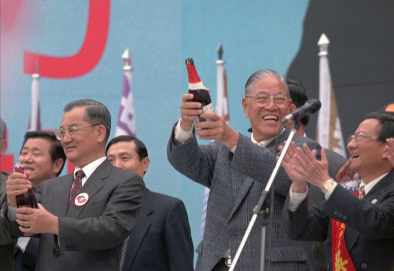 ▲1996年我國首度總統直接民選,李登輝高票當選民選總統。(圖/達志影像/美聯社)