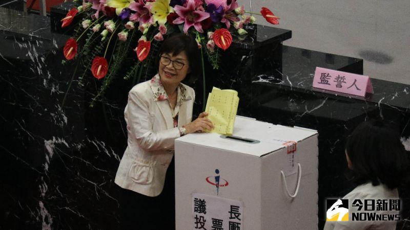 ▲曾麗燕亮票投給自己。(圖/記者鄭婷襄攝,2020.07.31)