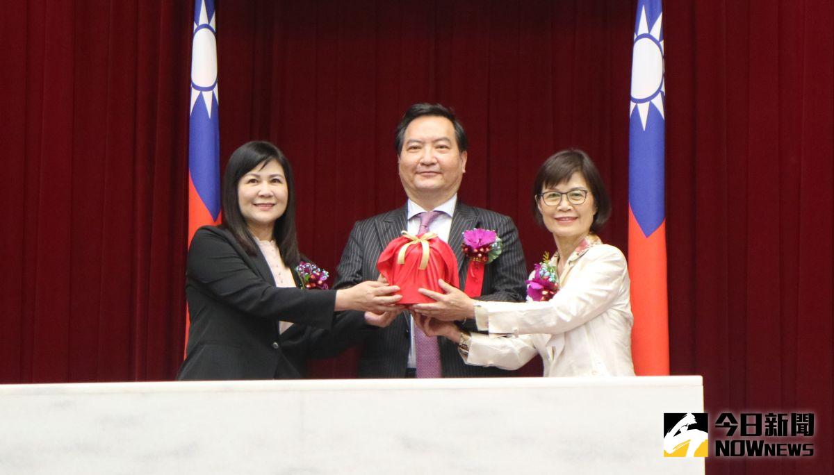 ▲新任高雄市議長曾麗燕從代理議長陸淑美手上接下印信。（圖／記者鄭婷襄攝，2020.07.31）