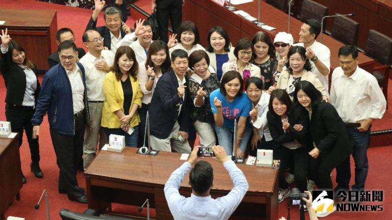 ▲國民黨拿下高雄市議長補選議長寶座，國民黨議員們也在現場比三開心合照。（圖／記者鄭婷襄攝，2020.07.31）