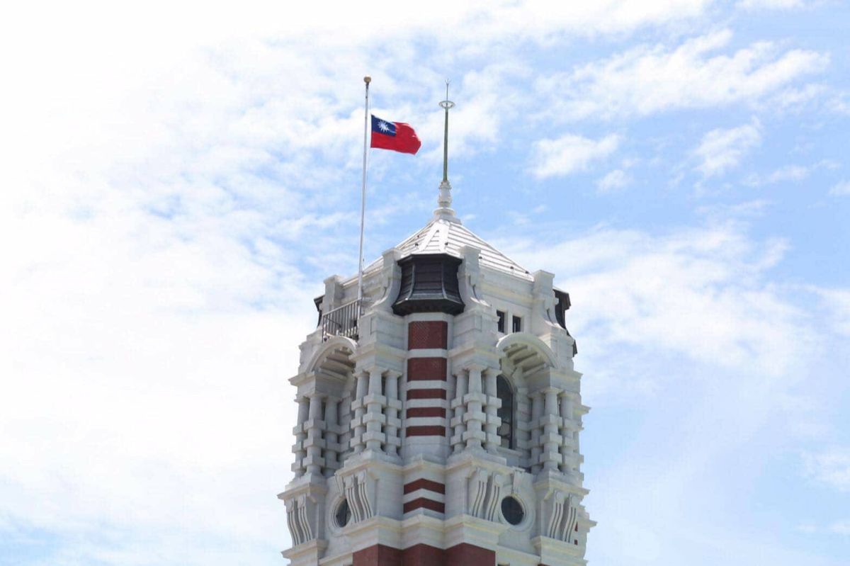 ▲前總統李登輝於昨日（30）辭世，享耆壽98歲。內政部今宣布，蔡英文總統決定中午12時起，各機關降半旗三日。（圖/NOWnews影像中心）