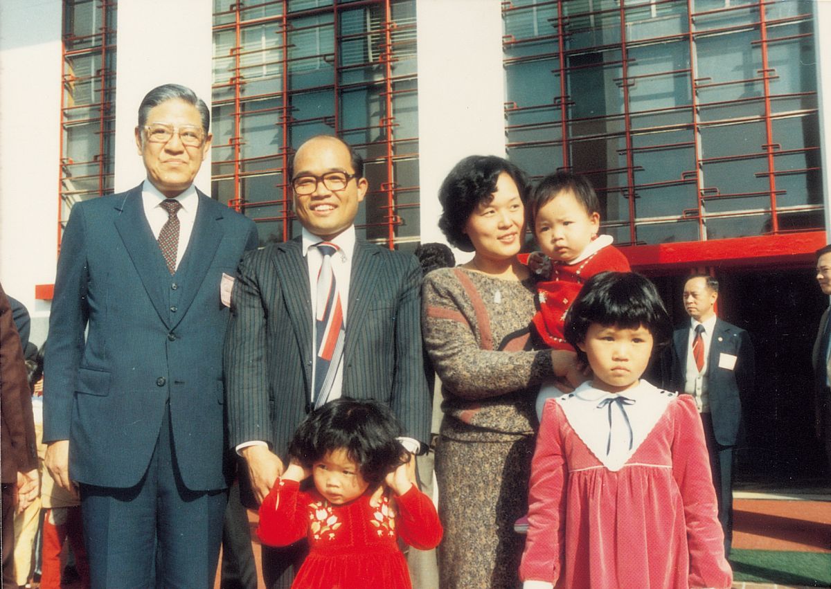 ▲已故前總統李登輝（左）和年輕時的行政院長蘇貞昌（左二）全家福的合照。（圖／行政院提供）