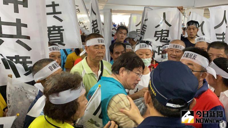 ▲陳抗民眾一度欲衝破警方警戒線。(圖/記者陳聖璋攝,2020.07.31)