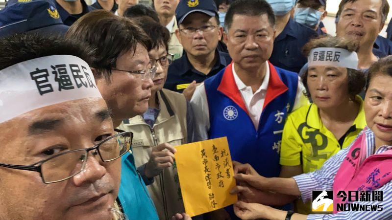 ▲副市長趙卿惠代表接下陳情書。(圖/記者陳聖璋攝,2020.07.31