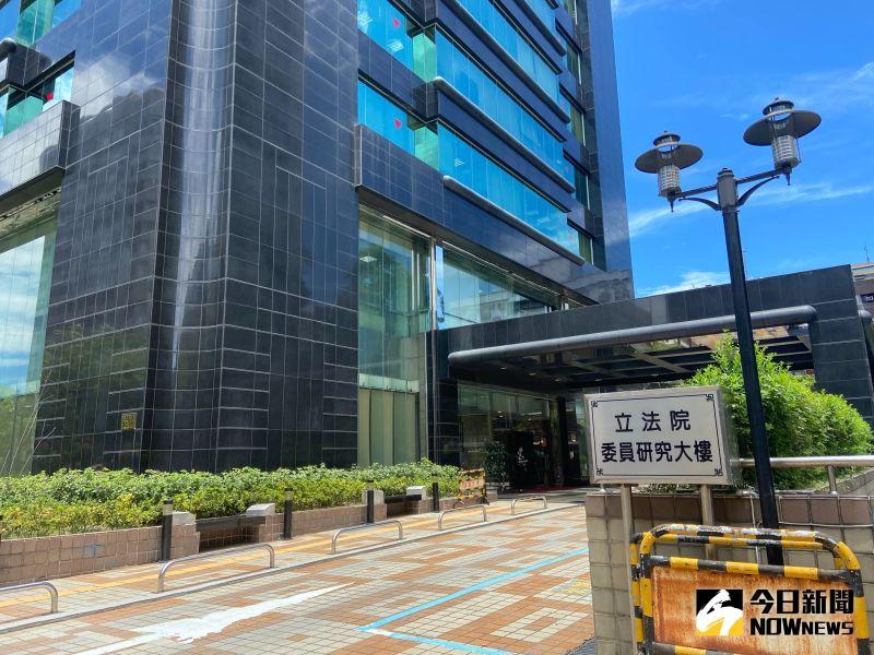 ▲檢調今(31)日上午兵分多路,進入立法院中興大樓的立委研究室搜索,傳出查扣疑似賄款700多萬元現金。(圖/記者呂炯昌攝.2020.07.31)