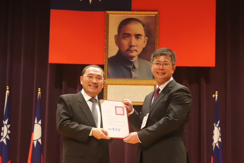 ▲本年度最年輕的初任校長為44歲的顏顯權校長,榮任金山國小。(圖/新北市教育局提供)