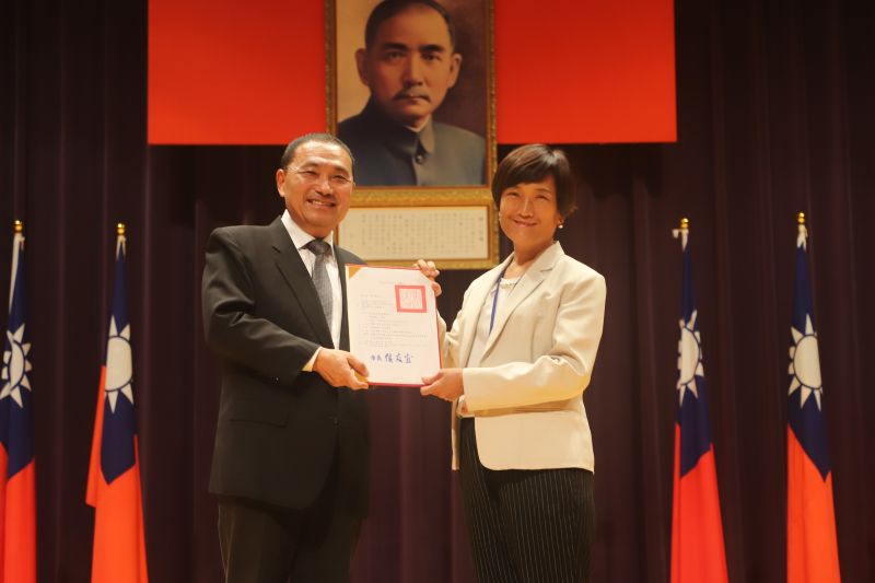 ▲為完善中途教育,豐珠國中小改制為豐珠中學,期能給予孩子更完善的教育服務,此為市長頒發聘書予豐珠中學陳紅蓮校長(圖/新北市教育局提供)
