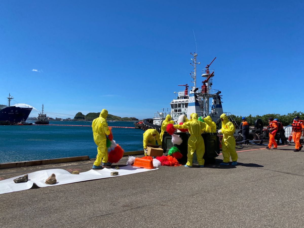 ▲岸際鋪設吸油棉吸收零星油花。（圖/新北衛生局提供）