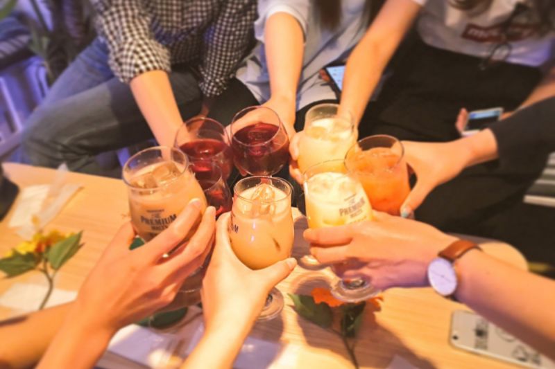 ▲在日本吃飯聚餐,即使在咖啡廳也會等大家的飲料到齊後再動作。(圖/口袋日本資料照片)