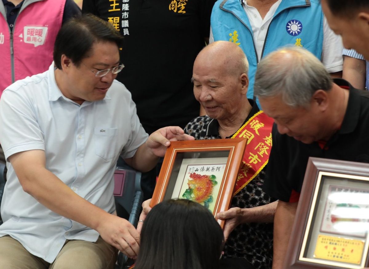▲市長林右昌向獲獎的模範父親及好人好事代表們表達由衷敬意，鼓勵家人向父親表達愛意（圖／基隆市府提供）
