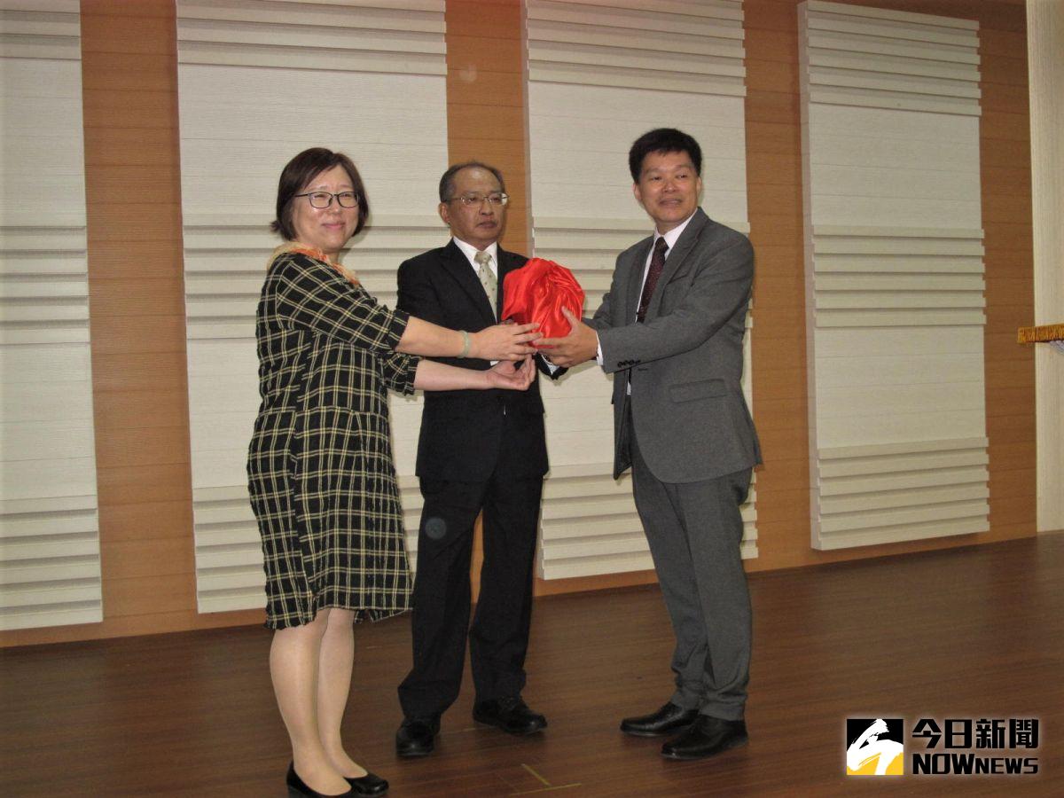 ▲在董事長陳柏鍠（中）監交下，新任校長王榮聖（右）從代理校長吳柏萱（左）手中接過印信。（圖／記者郭政隆攝影2020.7.31）