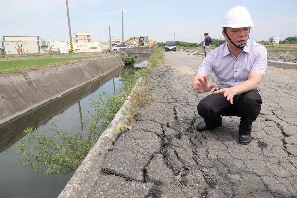 ▲鹿港鎮長許志宏視察頭崙里鹿鳴農地重劃區鹿犁段344、216、274地號農路。（圖／記者葉靜美攝，2020.07.31）
