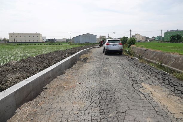 ▲鹿犁段344、216、274地號農路因久未整修,路面柏油碎裂,影響交通安全。(圖/記者葉靜美攝,2020.07.31)