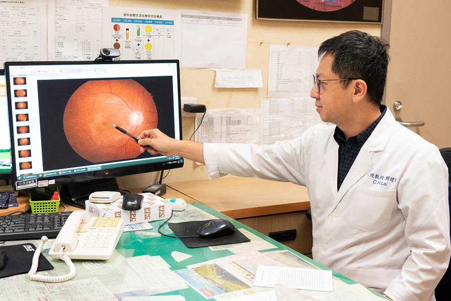 ▲賴建雄醫師說，視網膜如相機底片一般，是重要感光組織，而黃斑部位視網膜中心是感光最敏銳部位。(圖／嘉義長庚醫院提供）