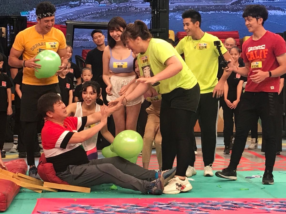 ▲胡瓜（前）在錄《綜藝大集合》時，遭到壞掉的木椅削脖。（圖／民視提供）