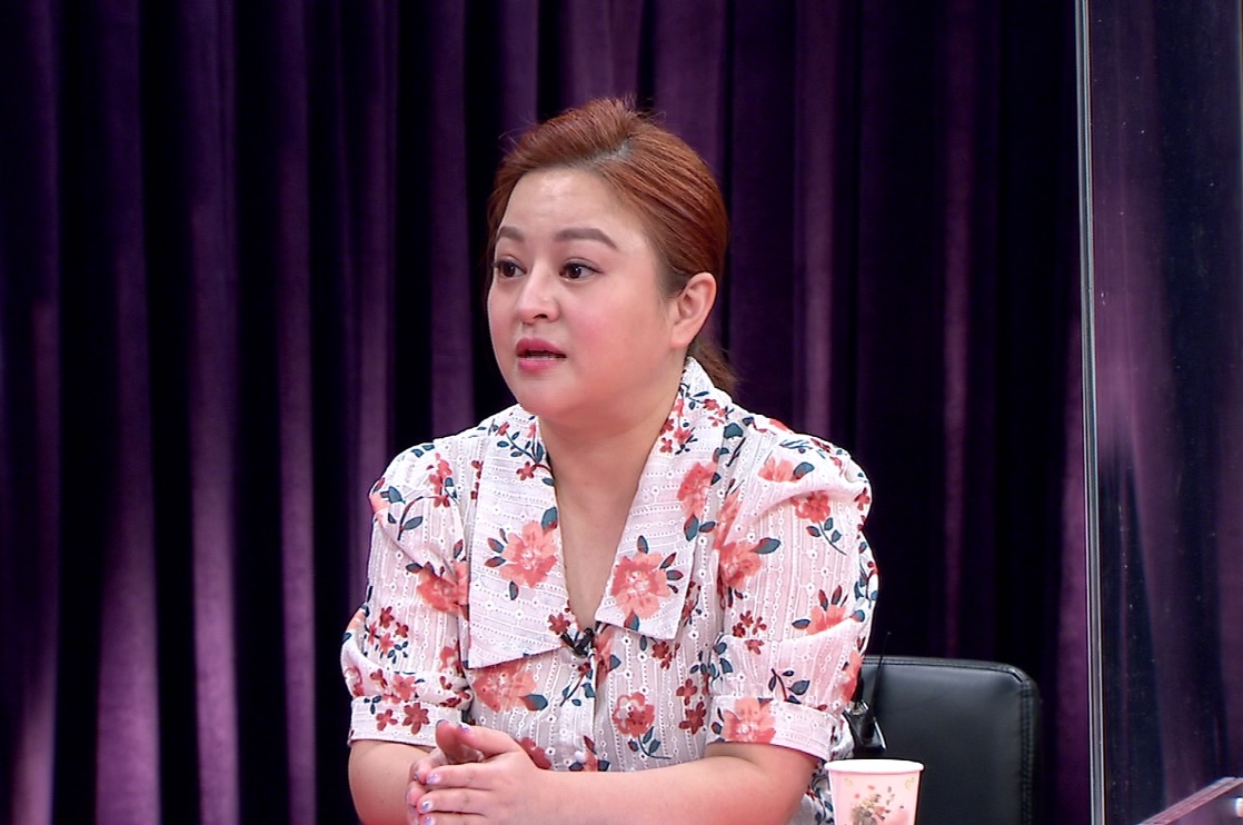 ▲何嘉文上《聚焦2.0》自曝也是僵直性脊椎炎病友，發病時背宛如被火烤。（圖／年代提供）