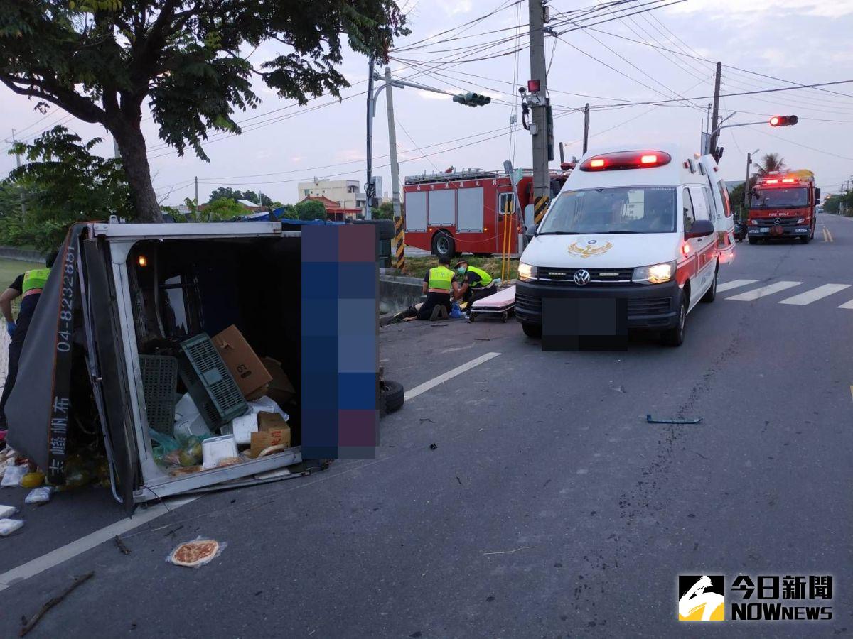 ▲埔鹽鄉發生重大車禍，一輛機車行經番金路與一輛小貨車發生碰撞，機車騎士彈起撞路邊電線桿，現場一片狼藉。（圖／記者陳雅芳翻攝，2020.07.31）