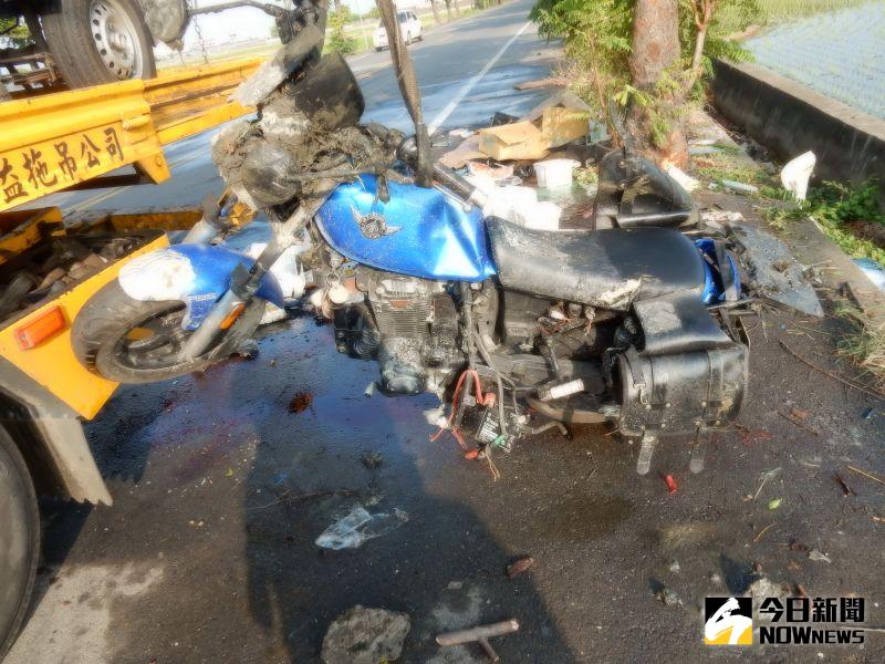▲機車騎士當場被撞飛到旁邊農田裡,而小貨車180度翻轉,滑行到路旁路樹。(圖/記者陳雅芳翻攝,2020.07.31)