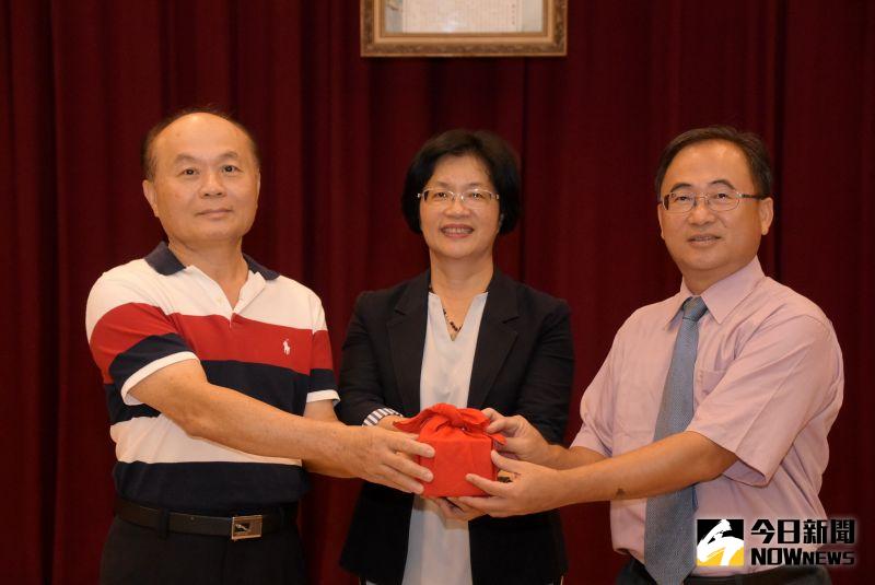▲彰化縣109學年度中小學校長交接典禮,退休校長許木村將印信交給田中國小許孝麟接任。(圖/記者陳雅芳攝,2020.07.31)