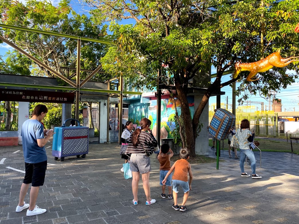 ▲暑假期間宜蘭旅遊市場熱烈，幾米廣場人潮不斷。（圖／記者李清貴攝,2020.7.31)