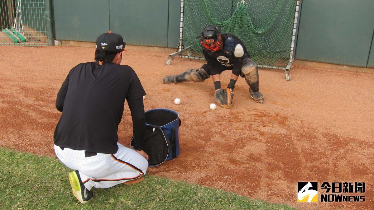 ▲統一獅投捕教練陳俊輝特訓捕手林祐樂（圖／吳政紘攝）