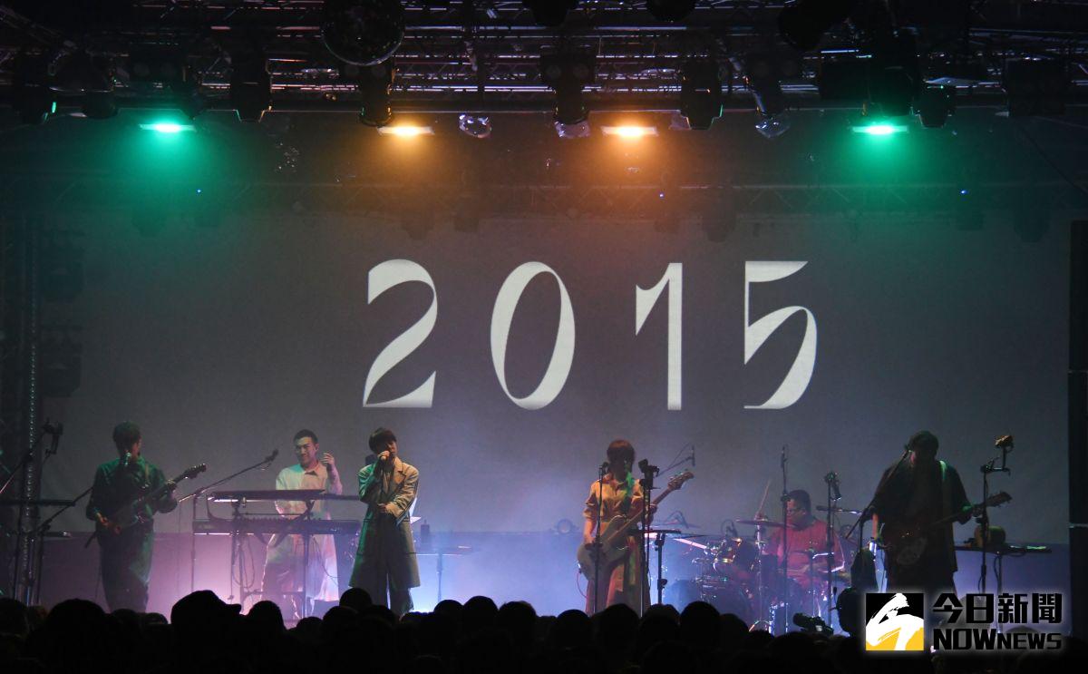 ▲樂團蘇打綠的分身「魚丁糸」開唱，有約200名沒買到票的歌迷，只能在Legacy外面聆聽場外音。（圖／記者林調遜攝, 2020.07.31）