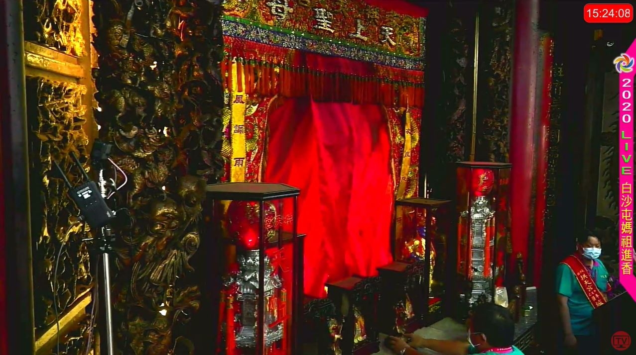 白沙屯媽祖神龕放下紅色布幔。（圖／翻攝自白沙屯媽祖網路電視台）