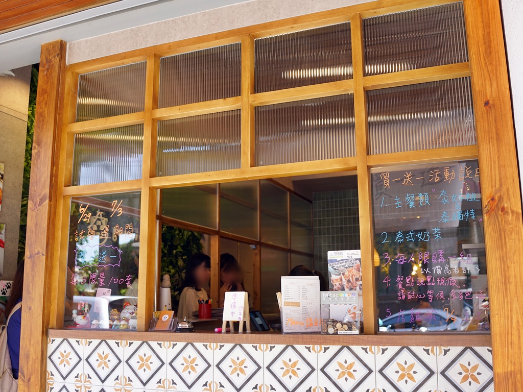 ▲點餐櫃檯貼上了可愛的花磚。（圖／牛牛肥滋滋）