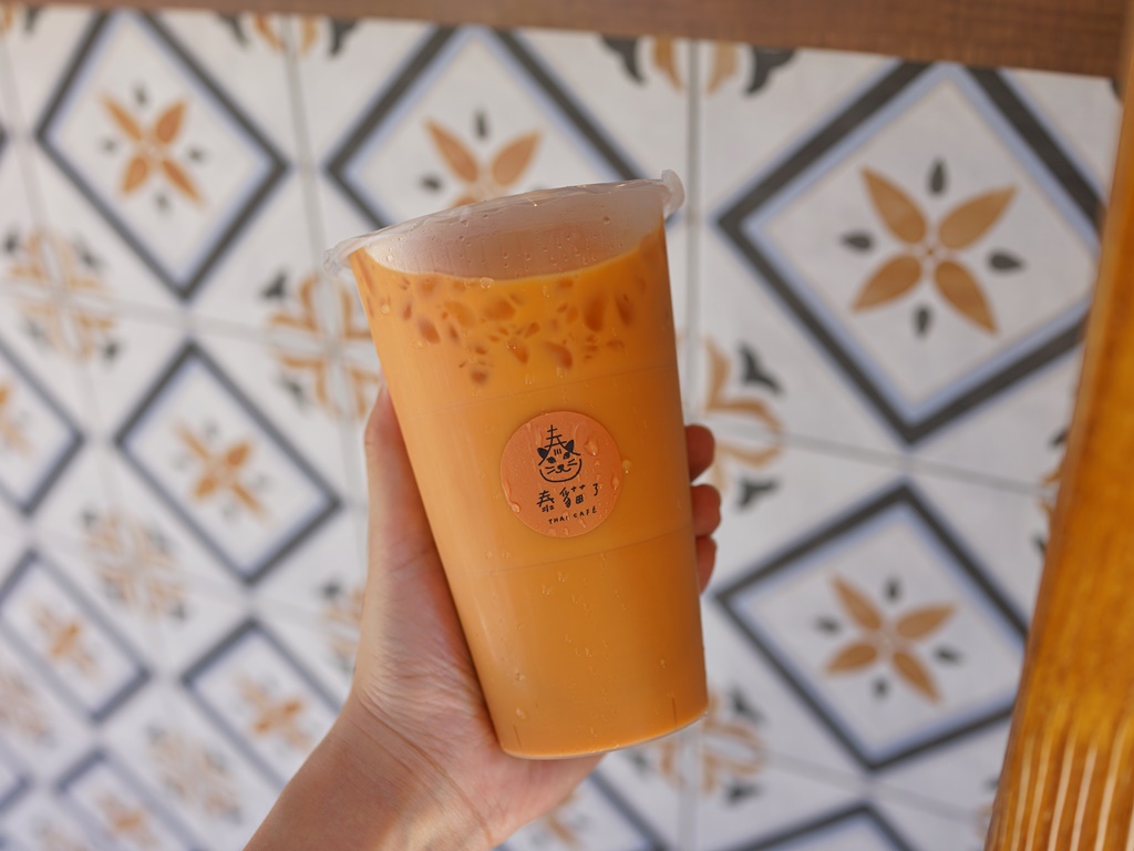 ▲「泰貓了」的泰奶使用泰國當地的手標紅茶加煉乳調製，喝起來非常道地。（圖／牛牛肥滋滋）