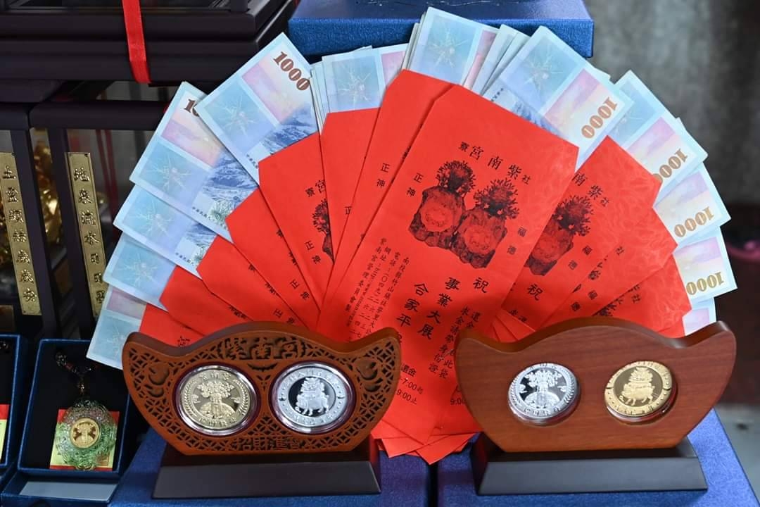 昨(27)日晚間開出的威力彩頭獎,由兩名幸運兒中獎,其中一注開在竹山紫南宮附近的投注站,讓大眾再次見識到紫南宮土地公神威。(圖/翻攝自竹山紫南宮粉專)