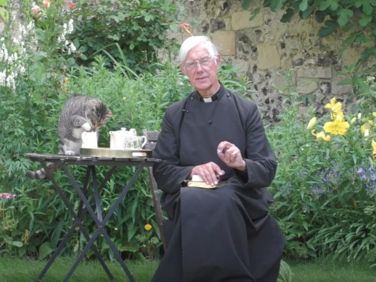 小虎：偶也來參加晨禱惹。（圖／Youtube@Canterbury Cathedral） 
