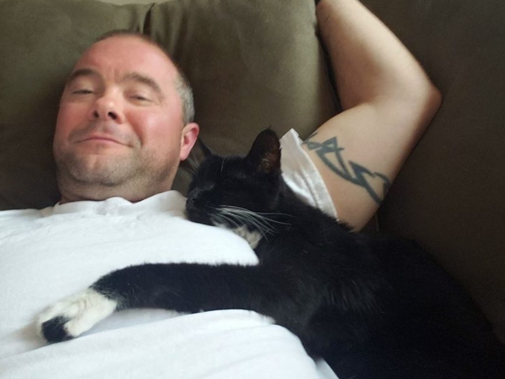 親人18歲老貓遭棄養　男子一見鍾情領養度過幸福貓生