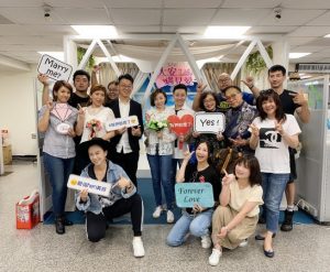 ▲艾成(中間右)、王瞳修成正果,登記結婚。(圖/取自王瞳臉書) ▲艾成(中間右)、王瞳修成正果,登記結婚。(圖/取自王瞳臉書)