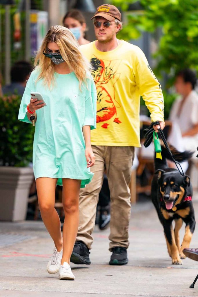 NEW YORK, NEW YORK – JUNE 27: Emily Ratajkowski (L) and Sebastian Bear-McClard are seen in Tribeca on June 27, 2020 in New York City. (Photo by Gotham/GC Images)