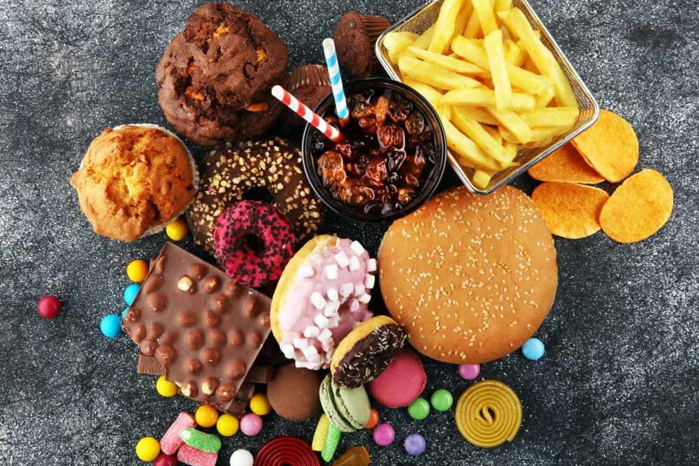▲垃圾食物是拖垮代謝的兇手之一。（圖／Shutterstock）