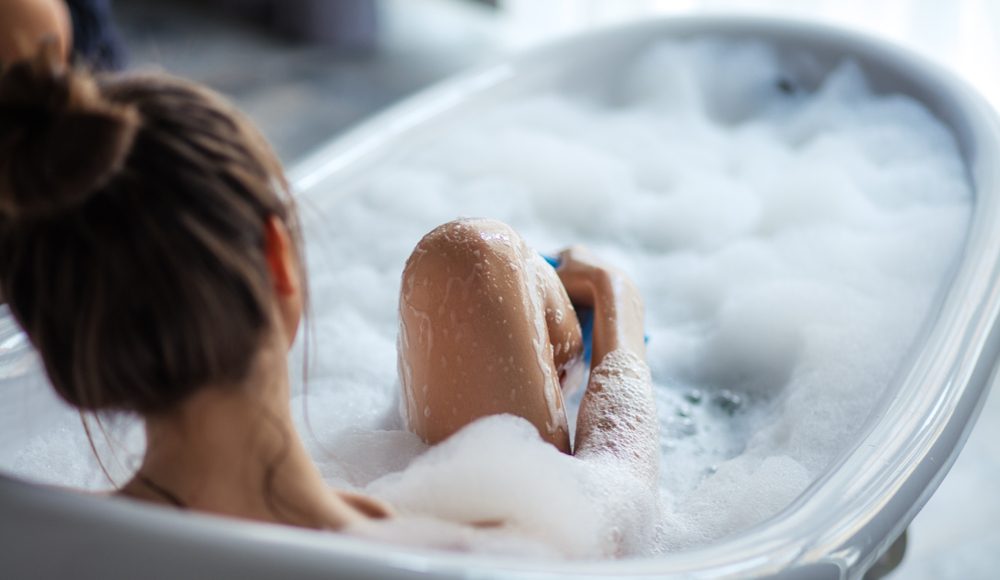  ▲不少男性常常哀嚎「女友洗澡、泡湯的水溫太燙」，對此，家醫科醫師闕壯理就表示，根據研究顯示，女性的身體確實更「耐熱」，且散熱效果也比較好。（示意圖／Shutterstock）