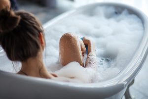  ▲你習慣在哪個時段洗澡呢？答案將分析你是「哪類人」。（圖／Shutterstock）