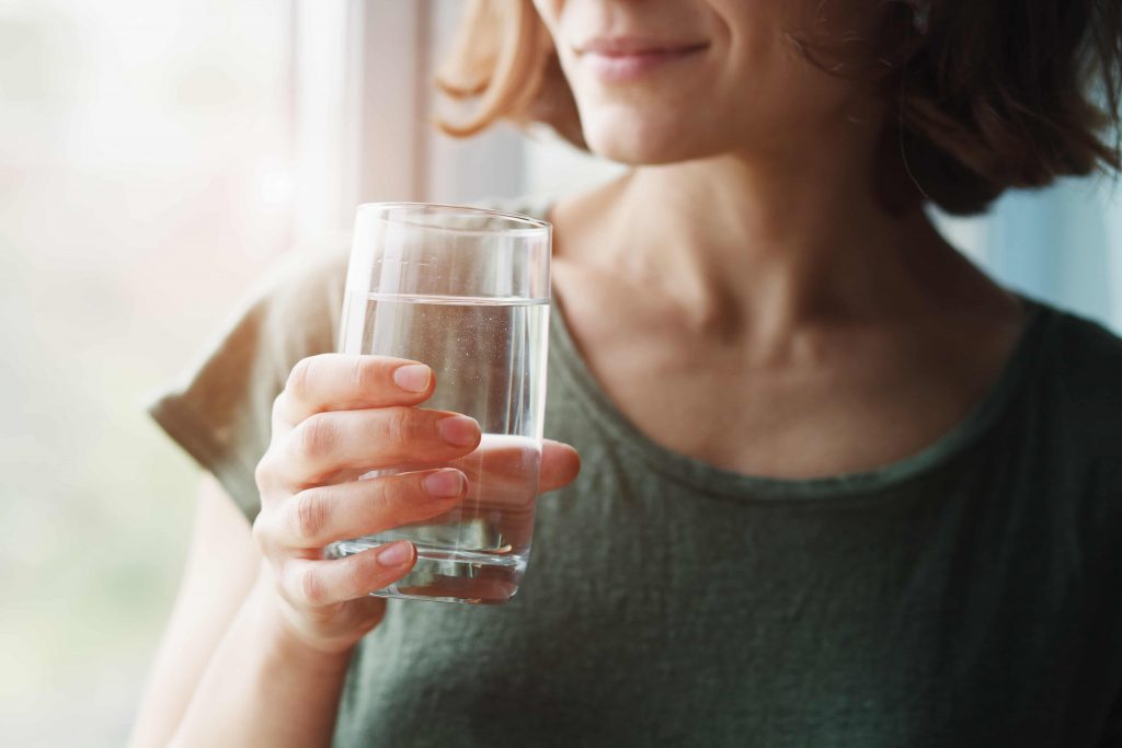 ▲每天要喝足1500至2000cc的水。（圖／Shutterstock）
