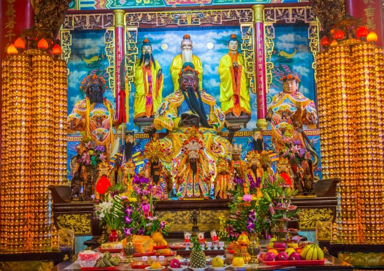 家中神龕的擺設，有非常多的習俗和禁忌，通常，最早請到家裡的神明其金身會安奉於神龕正中間，後到的神明金身會安奉在其兩側。新來的神明金身只有一特殊情況可安奉在中間。（圖／shutterstock）