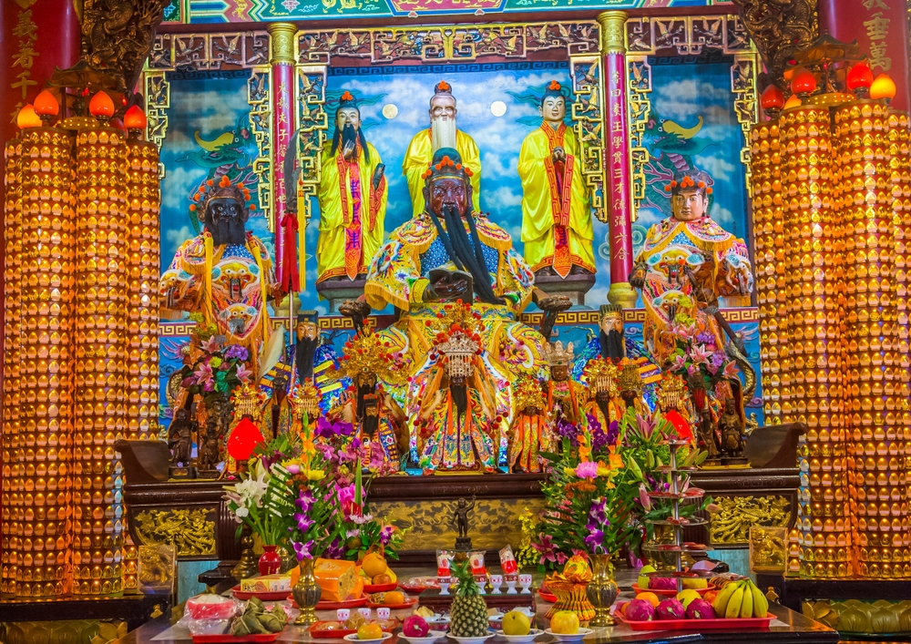 家中神龕的擺設有許多習俗和禁忌，通常，最早請到家裡的神明其金身會安奉於神龕正中間，後到的神明會安奉在其兩側。新來的神明金身只有一特殊情況可安奉在中間。（圖／shutterstock）