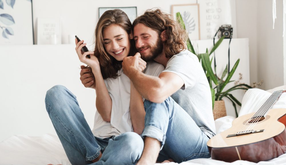  ▲孝順的男人疼老婆，媽寶究竟是不是寶？（圖／Shutterstock）