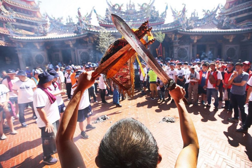 台灣的宗教科儀中常能看到七星劍。（圖／數位島嶼，趙守彥攝）