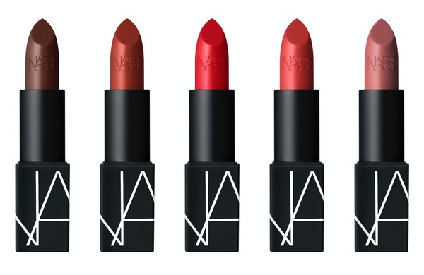 ▲NARS 絕對經典唇膏 3.5g NT$950。左至右色號：#OPULENT RED、#IMMORTAL RED、#INAPPROPRIATE、#INTRIGUE、#TOLEDE（圖／NARS）