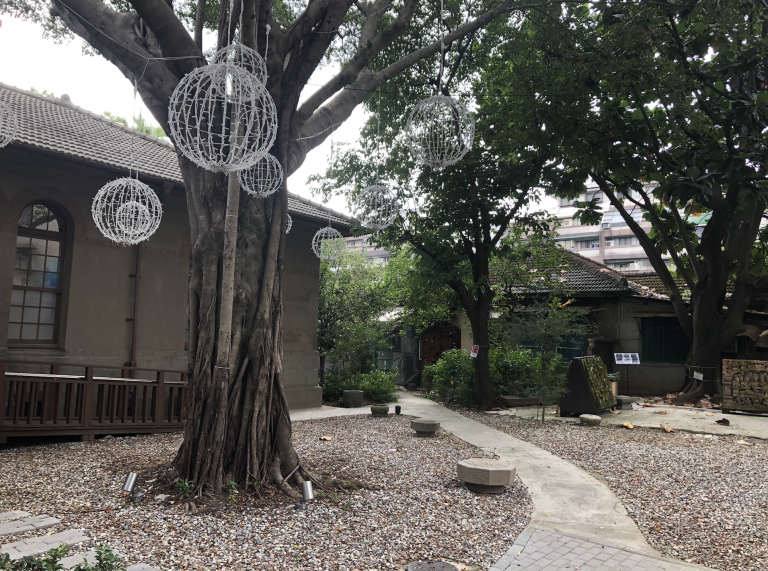 ▲石頭步道從大門往外延伸|The stone path leading up to the restaurant is also quite picturesque, offering a good backdrop for those who may wish to take a picture.(Courtesy of Spencer)